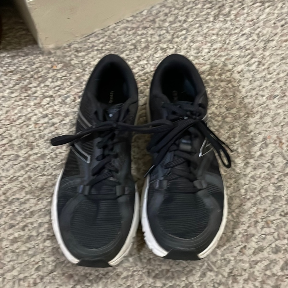 New Balance black tennis shoes